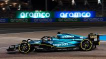 GP van Bahrein 2023 Lance Stroll rijdend in het donker zijkant