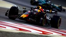 GP van Bahrein 2023 Max Verstappen rijdend in het donker voorkant