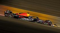 GP van Bahrein 2023 Max Verstappen rijdend in het donker zijkant