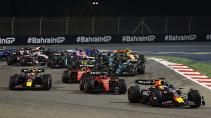GP van Bahrein 2023 ronde 1 vlak na de start in bocht 1 en bocht 2