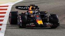 GP van Bahrein 2023 Max Verstappen rijdend in het donker voorkant