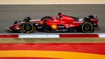 GP van Bahrein 2023 Charles Leclerc rijdend in het donker zijkant