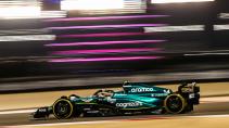 GP van Bahrein 2023 Fernando Alonso rijdend in het donker zijkant