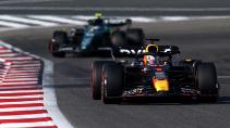 GP van Bahrein 2023 Max Verstappen rijdend voor Fernando ALonso in het donker voorkant
