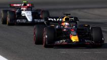 GP van Bahrein 2023 Max Verstappen rijdend voor Nyck de Vries in het donker voorkant