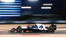 GP van Bahrein 2023 Nyck de Vries rijdend in het donker zijkant