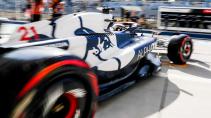 GP van Bahrein 2023 Nyck de Vries rijdt de pitbox uit schuin achter