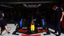 GP van Bahrein 2023 Max Verstappen in de pitbox met bandenwarmers om de wielen