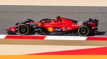 GP van Bahrein 2023 VT1 Carlos Sainz Ferrari rijdend zijkant
