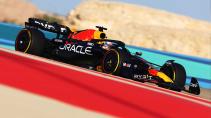 GP van Bahrein 2023 VT1 Verstappen rijdend schuin voor