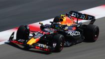 GP van Bahrein 2023 VT1 Pérez rijdend schuin voor blurry