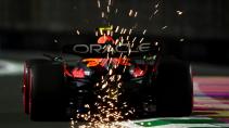 GP van Saoedi-Arabië 2023 Pérez rijdend achter met vonken