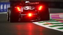 GP van Saoedi-Arabië 2023 Tsunoda rijdend achterkant rood licht