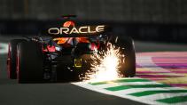 GP van Saoedi-Arabië 2023 Verstappen rijdend achter met vonken