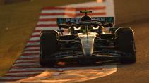 Lewis Hamilton rijdend voorkant tijdens de F1 testdagen in Bahrein 2023