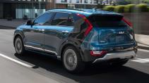 Kia Niro Plug-In Hybride (2023) rijdend achterkant