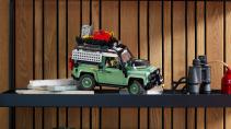 Lego Land Rover Defender 90 in de kast