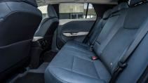 Lexus RZ 450e 2023: 1e rij-indruk interieur achterbank