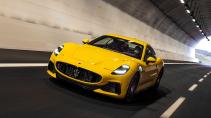 Maserati GranTurismo Trofeo schuin voor rijdend in een tunnel