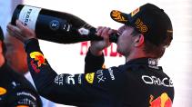 Max Verstappen drinkt champagne