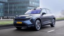 Nio EL7 (2023) rijdend schuin voor met Nederlands kenteken