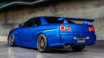 Nissan Skyline GT-R R34 van Paul Walker uit Fast and Furious 4 schuin achter