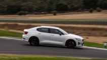 Polestar 2 BST Edition 270 rijdend zijkant circuit