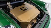 Oude Porsche 911 ombouwpakket naar elektrisch batterij onder de motorkap