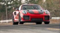 Porsche 911 GT2 RS circuit Road America rijdend voor wiel los van de grond