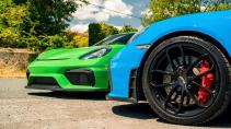 Porsche Cayman twee auto's schuin wiel en voorbumper