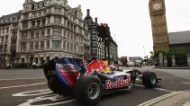 Red Bull F1-auto rijdend voor de Big Ben
