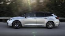 Toyota Corolla Touring Sports 2.0 High Power Hybrid GR Sport Plus (2023) rijdend zijkant