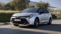 Toyota Corolla Touring Sports 2.0 High Power Hybrid GR Sport Plus (2023) rijdend schuin voor