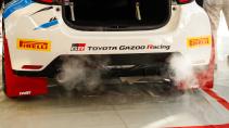 Toyota GR Yaris rally op waterstof rokende uitlaatpijpen