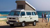 Volkswagen Transporter California uitgeklapt op het strand