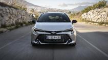 Toyota Corolla Touring Sports 2.0 High Power Hybrid GR Sport Plus (2023) rijdend voorkant