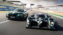 Bentley Continental Le Mans Collection schuin voor naast Bentley Speed 8 Le Mans auto