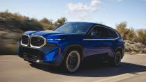BMW XM (2023) rijdend schuin voor