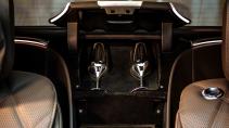 Mercedes Maybach EQS 2023 achterin champagne / wijn glazen