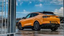 Ford Mustang Mach-E met Nederlands kenteken schuin achter