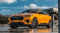 Ford Mustang Mach-E met Nederlands kenteken schuin voor