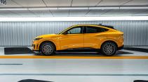 Ford Mustang Mach-E met Nederlands kenteken verkeerd geparkeerd in twee vakken