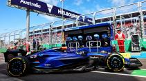 GP van Australië 2023 Albon rijdend schuin voor in de pits