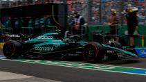 GP van Australië 2023 Alonso rijdend schuin voor in de pits