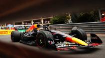 GP van Monaco 2022 Verstappen rijdend op intermediates gezien door vangrail