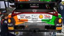 Hyundai WRC eerbetoon aan overleden rallycoureur Craig Breen achterkant