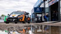 Hyundai WRC eerbetoon aan overleden rallycoureur Craig Breen voorkant