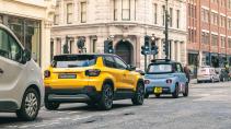 Jeep Avenger en Citroën Ami schuin achter bij een stoplicht