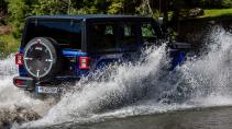 Jeep Wrangler Unlimited rijdend door het water