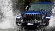 Jeep Wrangler Unlimited rijdend door het water